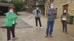 Basilisa, vecina tambi�n contagiada (al igual que su marido y sus dos hijos), junto a Juan Manuel; su padre, Juan Luis (que recibi� el alta el jueves), y su mujer, Yolanda. 