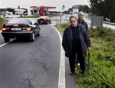 El fr�gil equilibrio que Mar�a guarda en sus paseos: la amenaza de los coches o la de la zanja. 