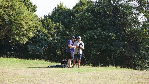 Decenas de vecinos y turistas se acercaron al parque de Rosal�a para contemplar el eclipse.