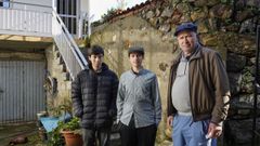 Ra�l Sampedro con sus hijos Luis Guillermo y Ra�l Felipe en la nueva casa en la que viven despu�s de que ardiera la suya en la Nochebuena del a�o pasado