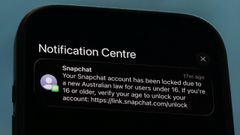 Una notificación de Snapchat, solicitando la verificación de edad, en un teléfono móvil australiano.