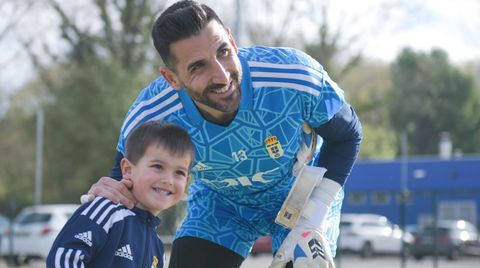 Tomeu Nadal posa con un joven oviedista en El Requex�n