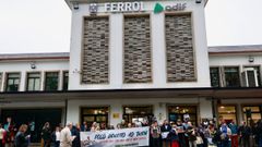 Miembros del Foro Cidad�n polo Ferrocarril, representantes pol�ticos y usuarios del tren, en la protesta previa a al viaje reivindicativo a Betanzos en la estaci�n de Ferrol.