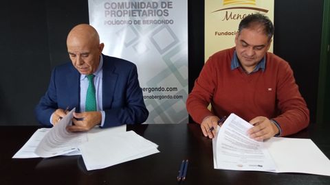 Jos� Antonio Seoane, presidente de la comunidad de propietarios del pol�gono de Bergondo, y Ram�n Dourado, en representaci�n de la Fundaci�n Mencer, firman el convenio Benestar 360
