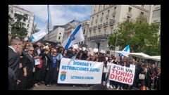 Los letrados de Ferrol, a la derecha, detr�s de la pancarta blanca
