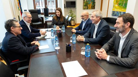 Representantes de Garca Baquero y de la cooperativa Aira informaron ayer a la conselleira de Medio Rural en Santiago sobre su acuerdo para elaborar quesos