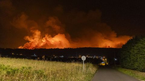 Incendio en la zona de Nande, Laxe, en la madrugada del s�bado al domingo 