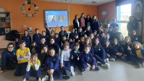 Los alumnos del Luis Vives que participaron en el encuentro junto con representantes de Viaqua y del concello de Ourense