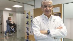 Rafael Lpez posa delante del hospital de da oncolgico de Santiago