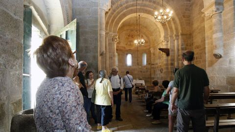 Visitantes en la iglesia romnica de San Miguel de Eir, en Pantn, que forma parte de las rutas de este verano