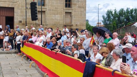 Pblico asistente a la jura de bandera en la plaza de la Compaa