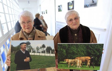 Dos de las fot�grafas, Clara (izquierda) y Marina, muestran sus obras expuestas en el concello. 