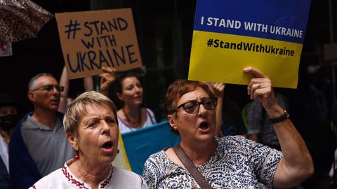 Manifestantes sostienen pancartas durante una concentracin contra la guerra en Ucrania en el Martin Place de Sdney, Australia.