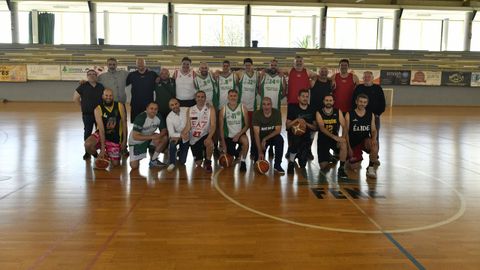 Partido de 20 aniversario del club de baloncesto Estudiantes, en el pabell�n de A Xunqueira (Fene)