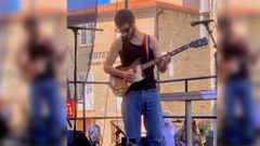 Ant�n disfrutando de una de sus aficiones, tocar la guitarra