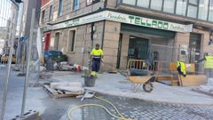 Obras de remate del bordillo de la acera en la calle Castor Elices de Celanova.