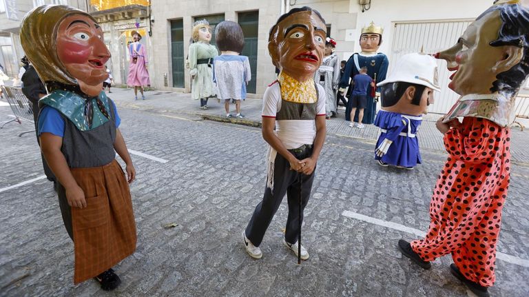 Gigantes y cabezudos danzan en Carril en las fiestas del Apstol