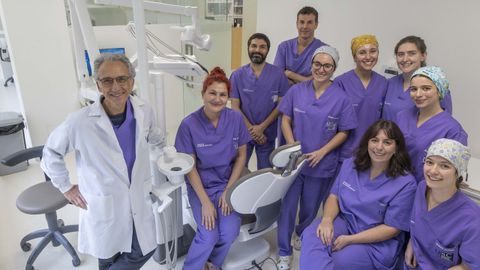 De izquierda a derecha: Pedro Diz, director de la unidad; le siguen Eva González, Márcio Diniz, Jacobo Limeres, Anabel Jiménez, Paula Rilo, Eliane García, Clara Rodríguez, Noelia Ferreiro y Aldara Alonso. Si bien remarcan que «no estamos todos» y que el equipo va rotando.