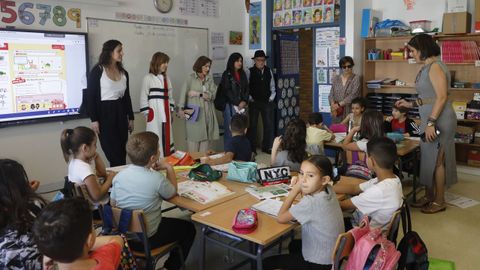 Pequeos del Irmns Villar, frente a sus dibujos expuestos en clase