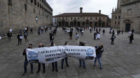 Representantes de la hostelera compostelana, en la plaza de A Quintana