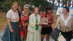 Sof�a Pi�eiro hizo entrega de una placa conmemorativa a las hijas de Ruiz Robles.