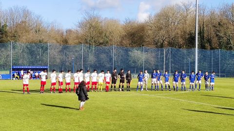 Jugadores del Oviedo y del Covadonga instantes antes del comienzo del partido