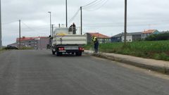 Un operario vertiendo glifosato en las aceras, en una imagen de archivo