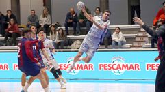 Un momento del partido entre el Cisne y el Barcelona en el pabell�n municipal de Pontevedra