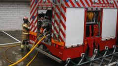 Imagen de archivo de personal de emergencias intentando sofocar un fuego