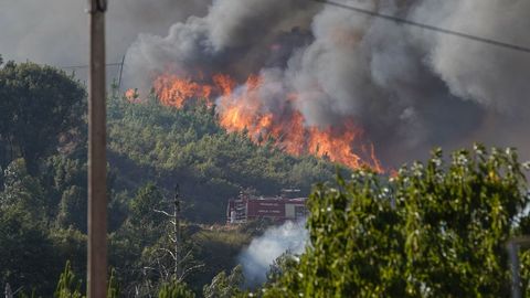 Incendio forestal en Meln, entre las aldeas de Quins y Vilaverde