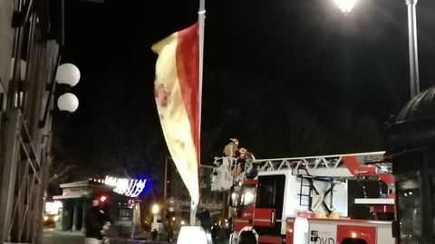 Efectivos de Bomberos retiran la bandera de Espa�a