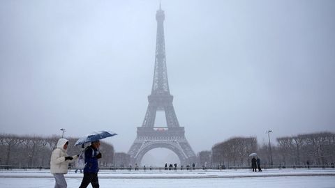 El aire fr�o polar est� provocando intensas nevadas en�varios pa�ses de Europa. En la imagen se puede apreciar la zona de la Torre Eiffel, en Par�s, cubierta ayer por un manto blanco