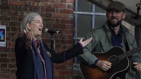 La cantante estadounidense Patti Smith, Premio Princesa de las Artes 2026, junto a una amplia representaci�n de la masa coral de Asturias y centenares de voces an�nimas se unen para cantar 'People Have the Power', una de sus canciones m�s emblem�ticas, este jueves en Oviedo
