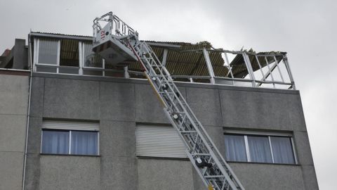 CONSECUENCIAS DEL TEMPORAL ANA
EDIFICIO EN ARTEIXO ENFRENTE DE PESCANOVA  QUE LE CAYO EL TEJADO DE LA FABRICA