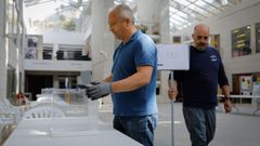 Trabajadores municipales colocan urnas en el F�rum Metropolitano