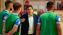 Tom�s de Dios se dirige a los suplentes en un encuentro disputado en el Agust�n Mour�s.