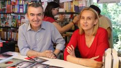 Lorenzo Silva y Noem� Trujillo, en una caseta de la reciente Feria del Libro de Madrid, durante una firma de ejemplares de su novela �Si esto es una mujer�
