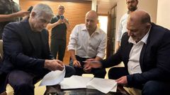 Lapid, Benet y el l�der del partido Lista �rabe Unida, Mansur Abas, durante la firma del acuerdo.