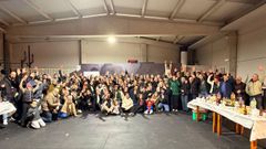 Alejandro Rey, de Ames (en la foto, abajo en el centro), se estrena como aut�nomo a sus 32 a�os