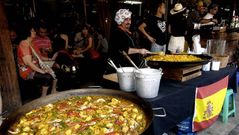 El cocinero Fernando Andr�s, en un puesto en las calles de Bangkok.
