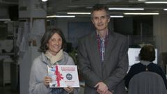 Lola V�zquez, ga�adora do concurso do 2022, recibindo o seu premio de mans do delegado de La Voz en A Coru�a, Alfonso Andrade.