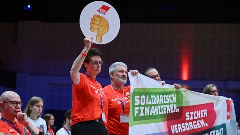 Merz ha sido recibido con pancartas hostiles en el congreso de la Federaci�n Alemana de Sindicatos.