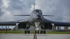 Un bombardero estratgico B-1B en una base area de Guam