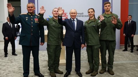 Putin visit� un centro militar juvenil que orden� crear poco despu�s de la invasi�n de Ucrania por parte de Rusia. Se denominan centros Voin (valeorosos) y est�n presentes en 21 regiones de Rusia, pero hay planes llevaros a todas las regiones federales