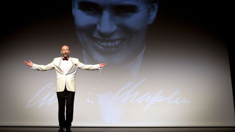 Mariano Rivas saluda despu�s del pase de 'Luces de la ciudad' 