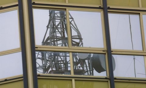 Antena de telefona mvil reflejada en la fachada de un edificio del casco urbano de Laln. 