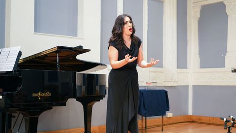 Desexos de cantar en Galicia. A soprano ourens� Bel�n Vaquero -na imaxe, nun recital que ofreceu no Concurso de M�sica Antiga de Xix�n- lamenta as poucas actuaci�ns que lle xorden na s�a terra: �Ben que me gustar�a ter m�is oportunidades de cantar en Galicia, e agardo que con este premio sexa posible�.