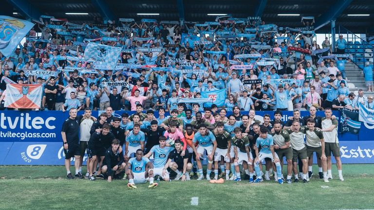 Foto de familia del Celta Fortuna tras la eliminatoria de ida en El Toral�n.