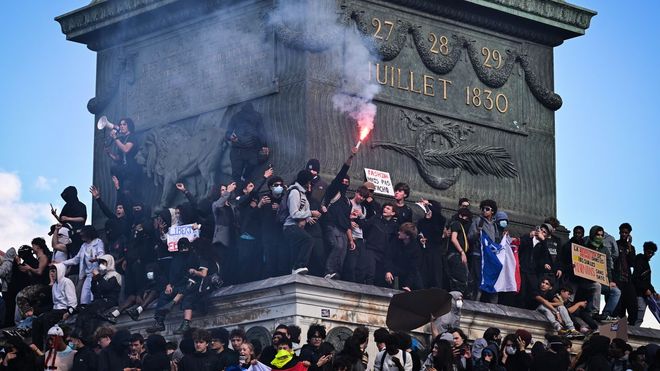 Los j�venes se subieron a la base de la Columna de Julio en la Bastilla durante la manifestaci�n