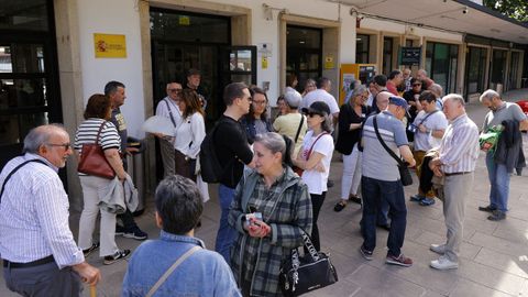 Participantes en la estaci�n de Ferrol, antes de partir